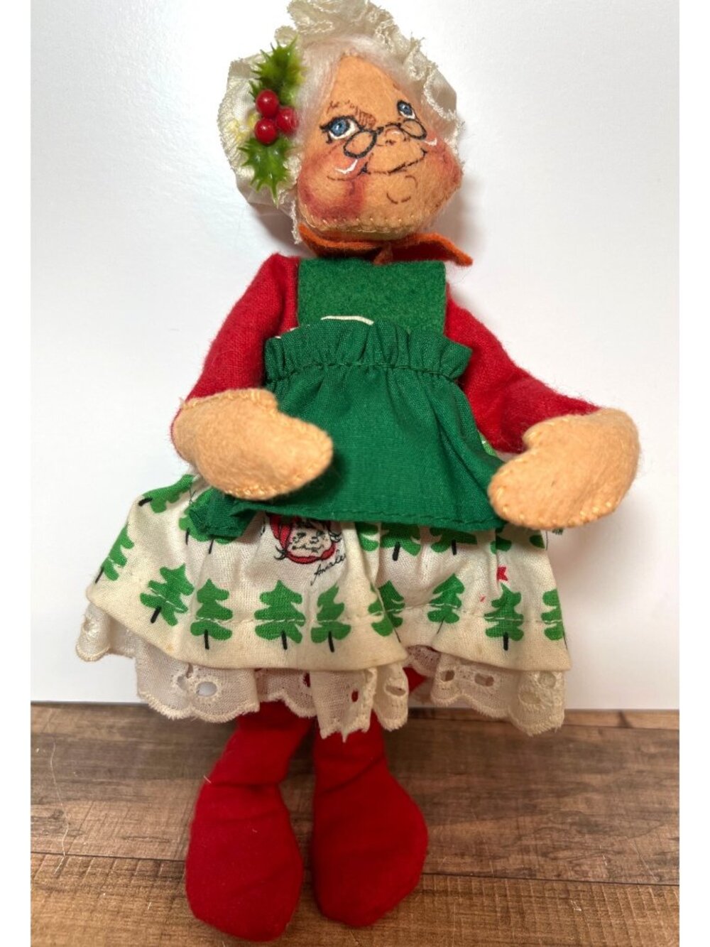 Vintage Annalee Mrs. Claus Christmas Doll With Green Apron & Tree Skirt 1987
